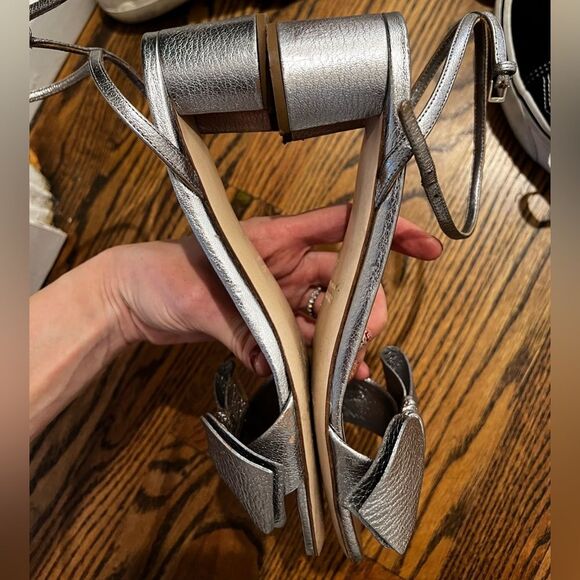 MIU MIU
Metallic Leather Bow Sandal, Silver size 38.5 - Picture 2 of 8